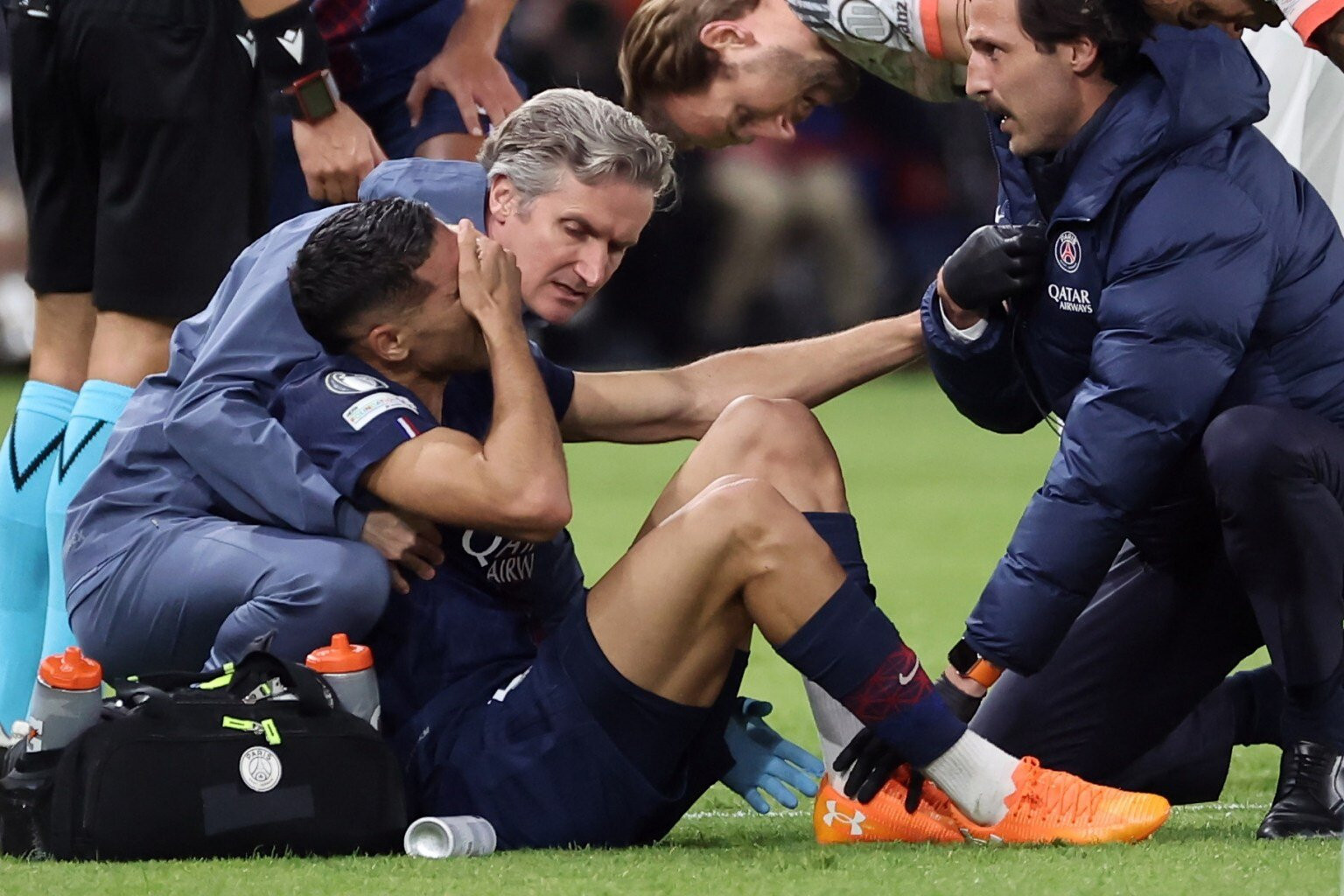 Tin sốc hậu trường trận PSG với Bayern đêm qua, một cầu thủ phải bật khóc nức nở- Ảnh 4. Tin sốc hậu trường trận PSG với Bayern đêm qua, một cầu thủ phải bật khóc nức nở- Ảnh 4.