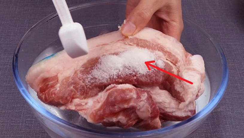Rã đông thịt đừng dùng lò vi sóng mà thử 1 mẹo cực nhanh, chưa đến 5 phút thịt tươi ngon còn không bị ám mùi tanh- Ảnh 1.