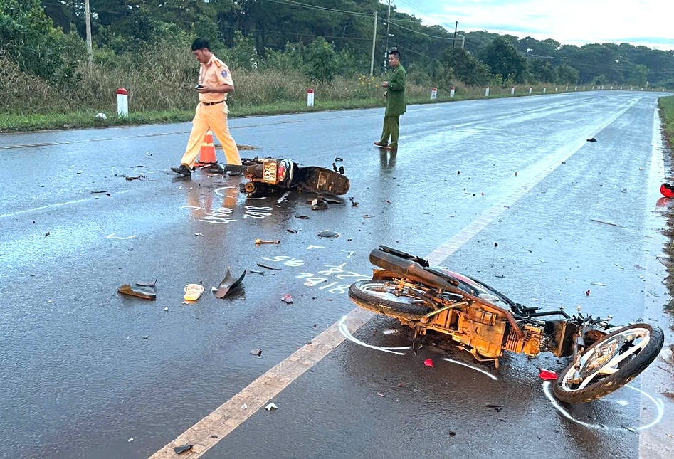 Hai xe máy tông nhau, 2 thiếu niên tử vong, 2 em khác bị thương- Ảnh 1. Hai xe máy tông nhau, 2 thiếu niên tử vong, 2 em khác bị thương- Ảnh 1.
