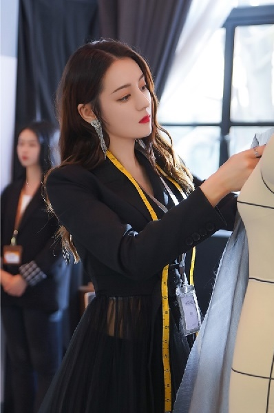 Nữ chính gây tranh cãi nhất hiện tại: Đi làm toàn mặc quần tất đen với đồ ngắn- Ảnh 13.