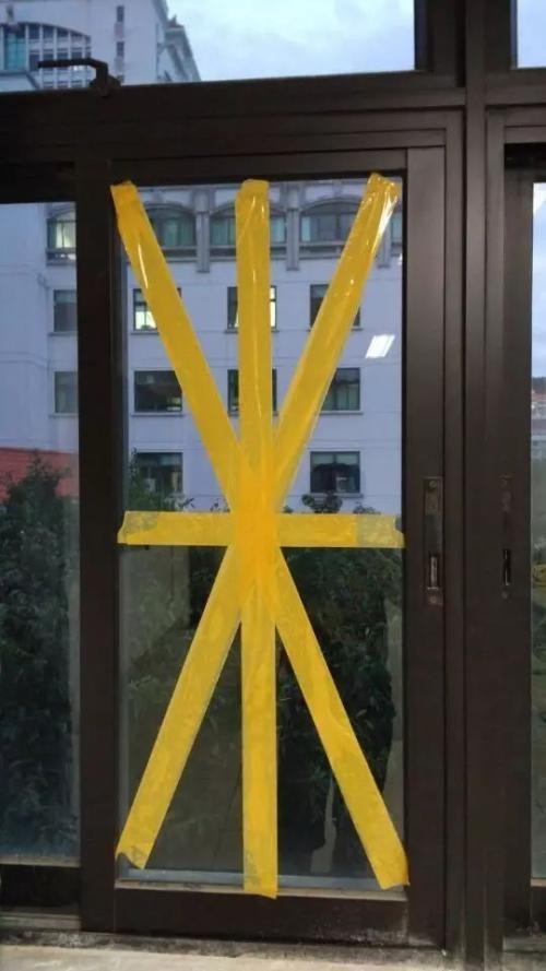 Gấp: 5 cách gia cố nhà cửa VÔ DỤNG khi bão đến, xem và tránh ngay khi còn có thể!- Ảnh 1. Gấp: 5 cách gia cố nhà cửa VÔ DỤNG khi bão đến, xem và tránh ngay khi còn có thể!- Ảnh 1.