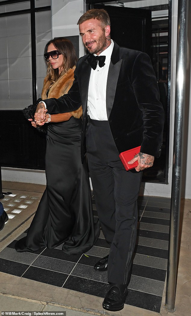 Harper Beckham diện váy satin hồng cực sang, chuẩn tiểu thư tài phiệt dự tiệc mừng David Beckham được phong tước Hiệp sĩ- Ảnh 2.