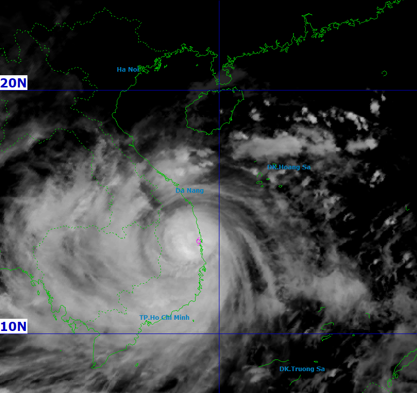 Bão số 13 đã ở trên đất liền, gió giật mạnh phá huỷ nhiều công trình- Ảnh 1.