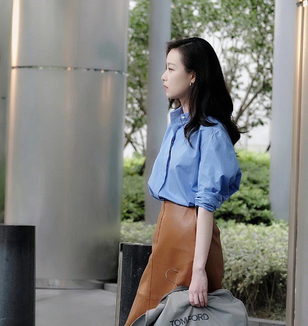 Nữ chính gây tranh cãi nhất hiện tại: Đi làm toàn mặc quần tất đen với đồ ngắn- Ảnh 12.