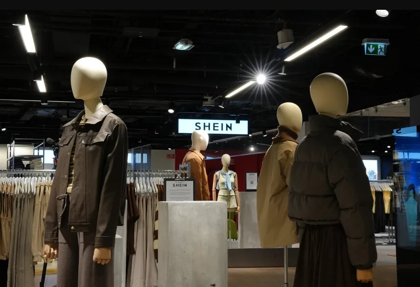 Nhanh và rẻ hơn Zara, H&M, thương hiệu Shein vẫn bị tẩy chay khi mở cửa hàng vật lý đầu tiên trên thế giới, bị chê là ‘văn hóa tiêu dùng vứt bỏ’- Ảnh 1.