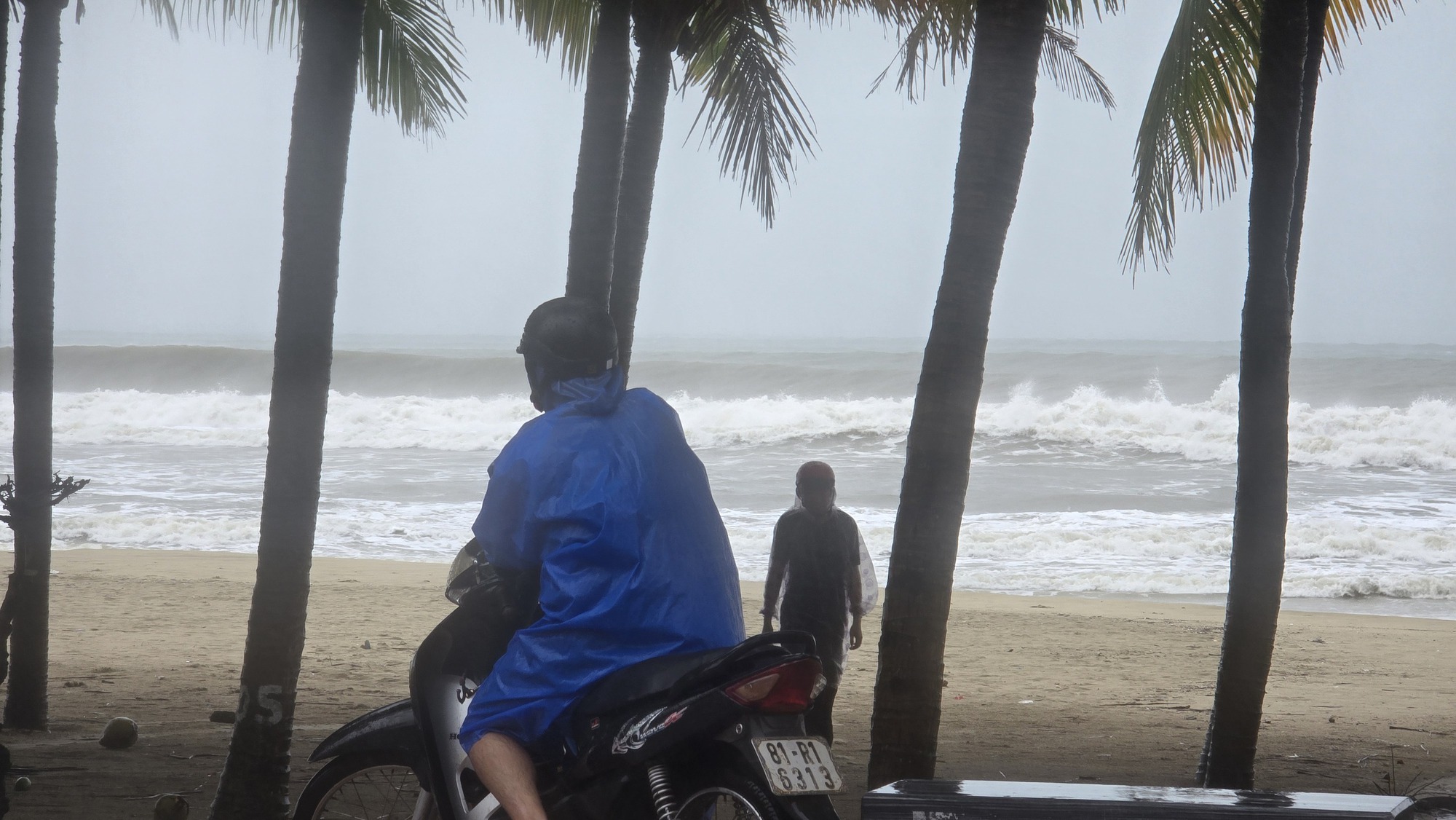 Bão số 13 áp sát đất liền, biển Quy Nhơn nổi sóng, nước dâng cao nguy hiểm- Ảnh 15. Bão số 13 áp sát đất liền, biển Quy Nhơn nổi sóng, nước dâng cao nguy hiểm- Ảnh 15.