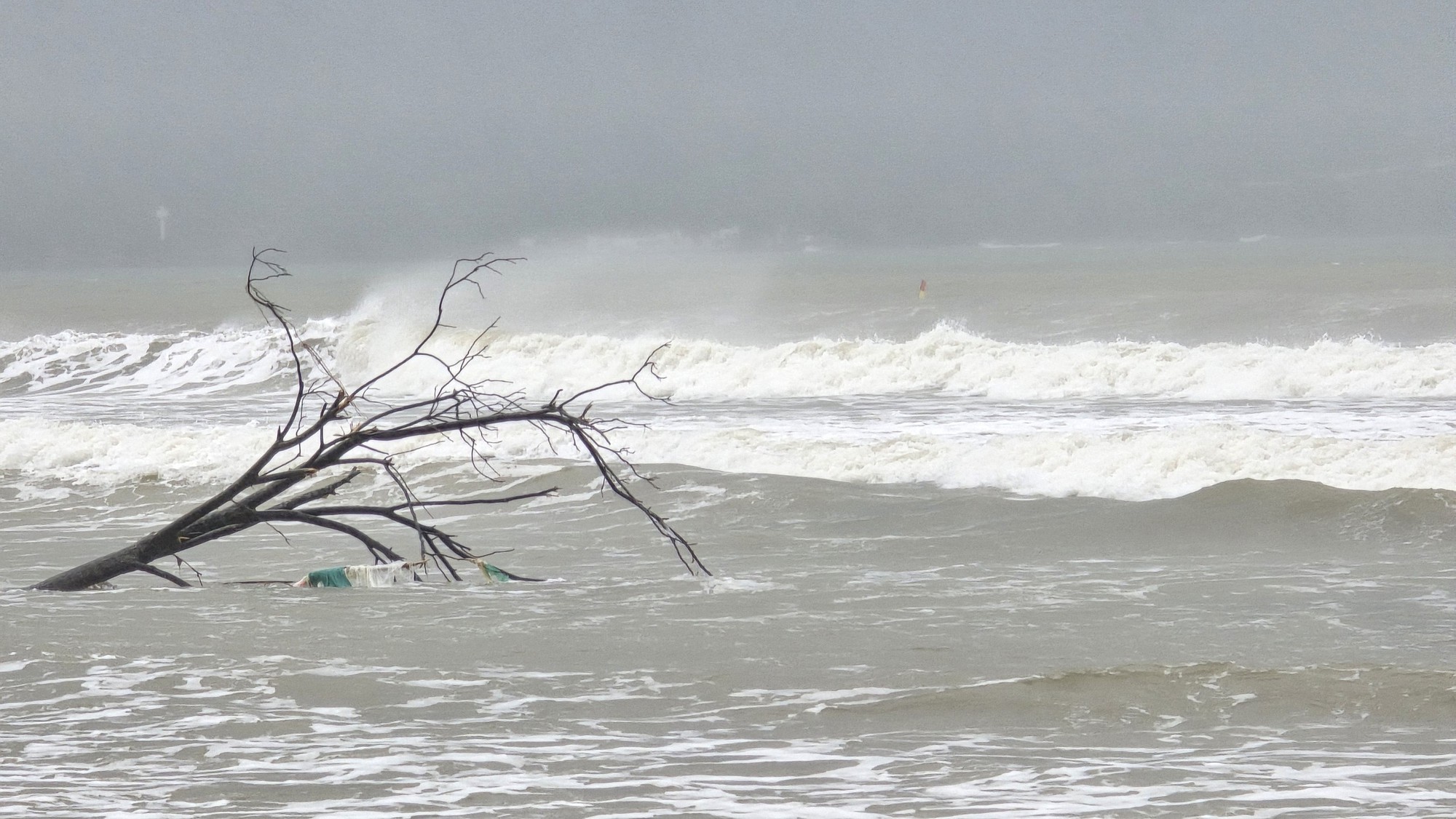 Bão số 13 áp sát đất liền, biển Quy Nhơn nổi sóng, nước dâng cao nguy hiểm- Ảnh 17. Bão số 13 áp sát đất liền, biển Quy Nhơn nổi sóng, nước dâng cao nguy hiểm- Ảnh 17.