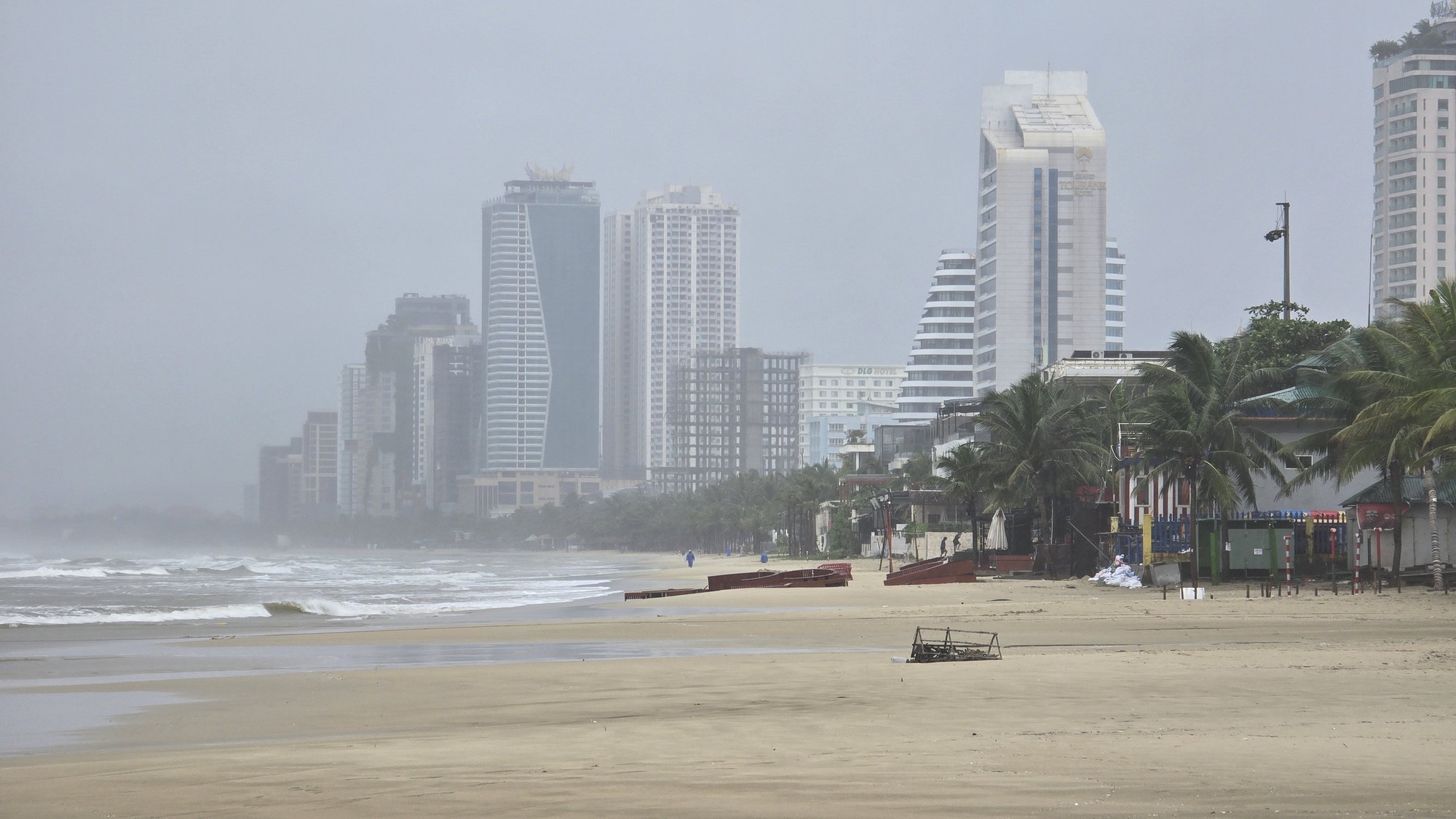 Bão số 13 áp sát đất liền, biển Quy Nhơn nổi sóng, nước dâng cao nguy hiểm- Ảnh 16. Bão số 13 áp sát đất liền, biển Quy Nhơn nổi sóng, nước dâng cao nguy hiểm- Ảnh 16.