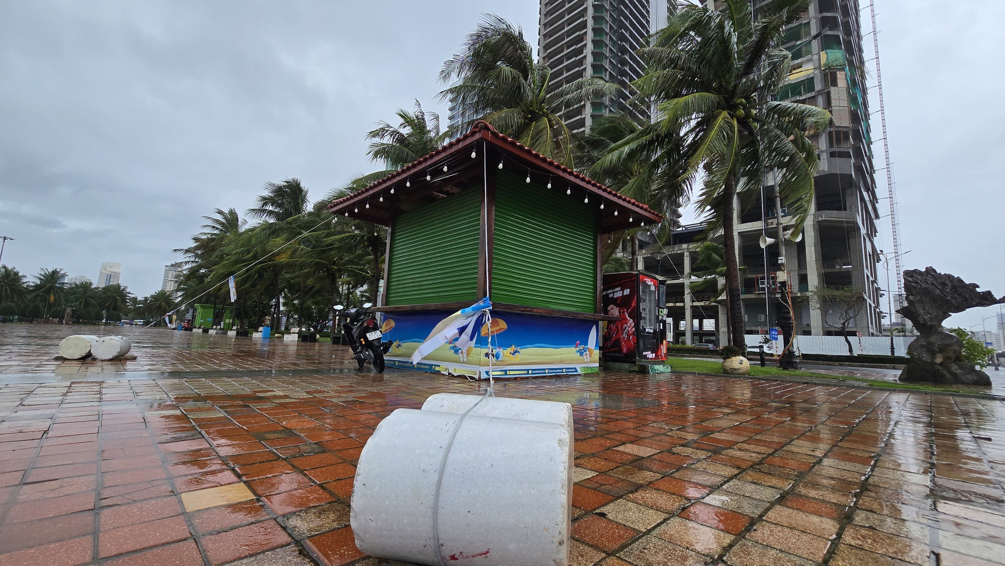 Bão số 13 áp sát đất liền, biển Quy Nhơn nổi sóng, nước dâng cao nguy hiểm- Ảnh 18. Bão số 13 áp sát đất liền, biển Quy Nhơn nổi sóng, nước dâng cao nguy hiểm- Ảnh 18.