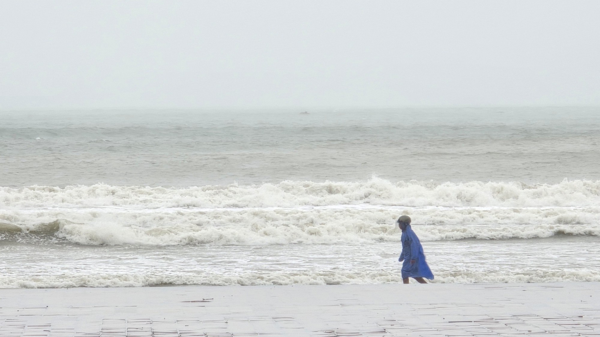 Bão số 13 áp sát đất liền, biển Quy Nhơn nổi sóng, nước dâng cao nguy hiểm- Ảnh 13. Bão số 13 áp sát đất liền, biển Quy Nhơn nổi sóng, nước dâng cao nguy hiểm- Ảnh 13.