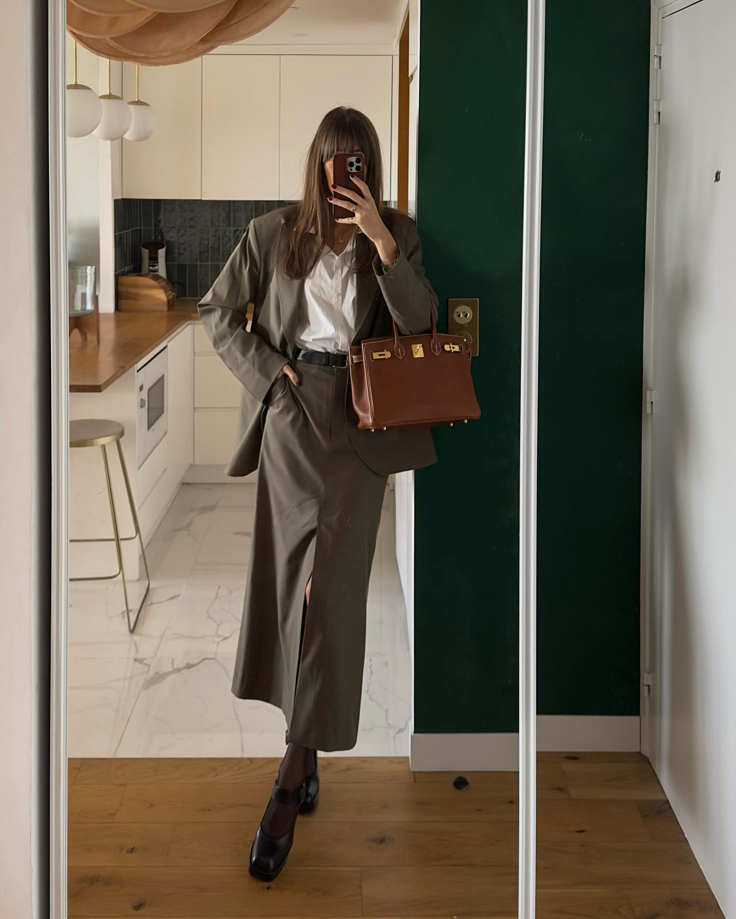 Phụ nữ Pháp có 10 cách mặc chân váy mùa đông sang trọng tuyệt đối- Ảnh 5. Phụ nữ Pháp có 10 cách mặc chân váy mùa đông sang trọng tuyệt đối- Ảnh 5.