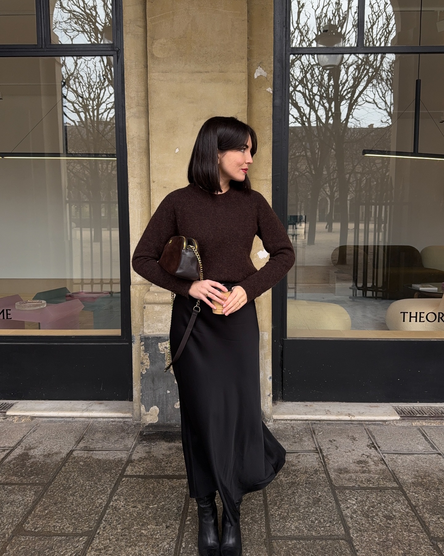 Phụ nữ Pháp có 10 cách mặc chân váy mùa đông sang trọng tuyệt đối- Ảnh 1. Phụ nữ Pháp có 10 cách mặc chân váy mùa đông sang trọng tuyệt đối- Ảnh 1.