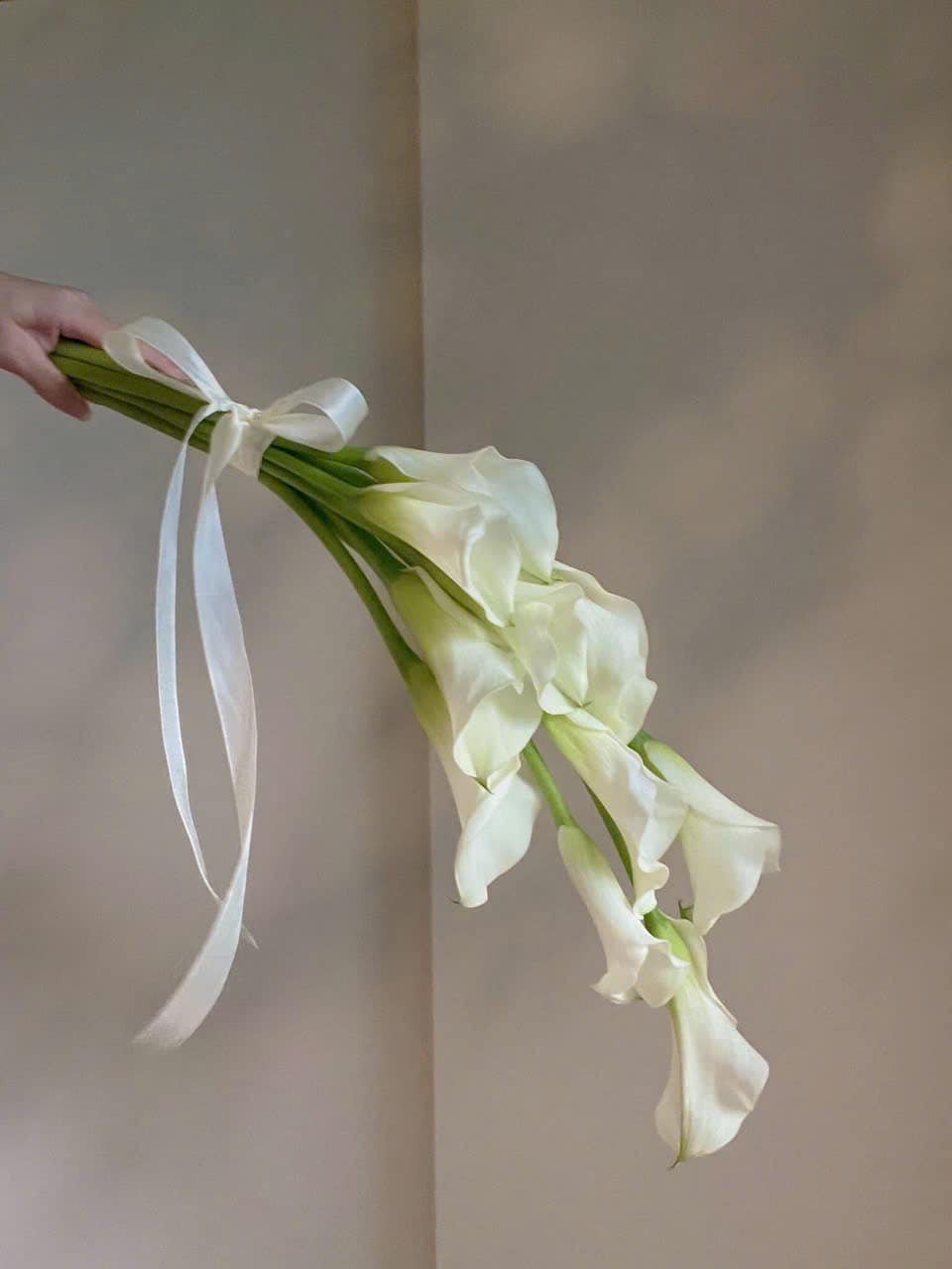 Bó hoa cưới 1,2 triệu “khổ nhất mạng xã hội”: 1 người chê, vạn người tranh cãi- Ảnh 8. Bó hoa cưới 1,2 triệu “khổ nhất mạng xã hội”: 1 người chê, vạn người tranh cãi- Ảnh 8.