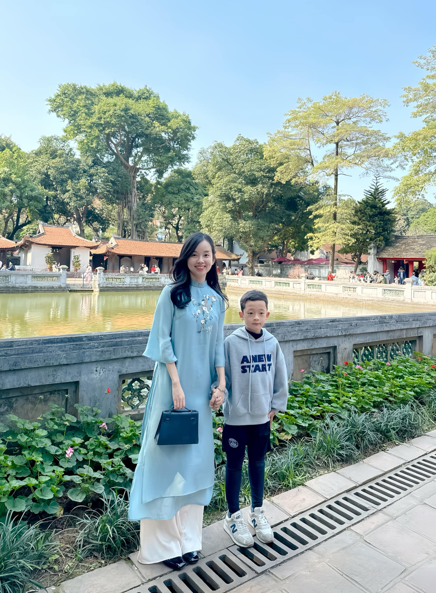 "Cậu cả" nhà Ly Kute: Tố chất thể thao từ nhỏ, mới 8 tuổi đã biết phụ mẹ trông em, bế em cực khéo- Ảnh 1.