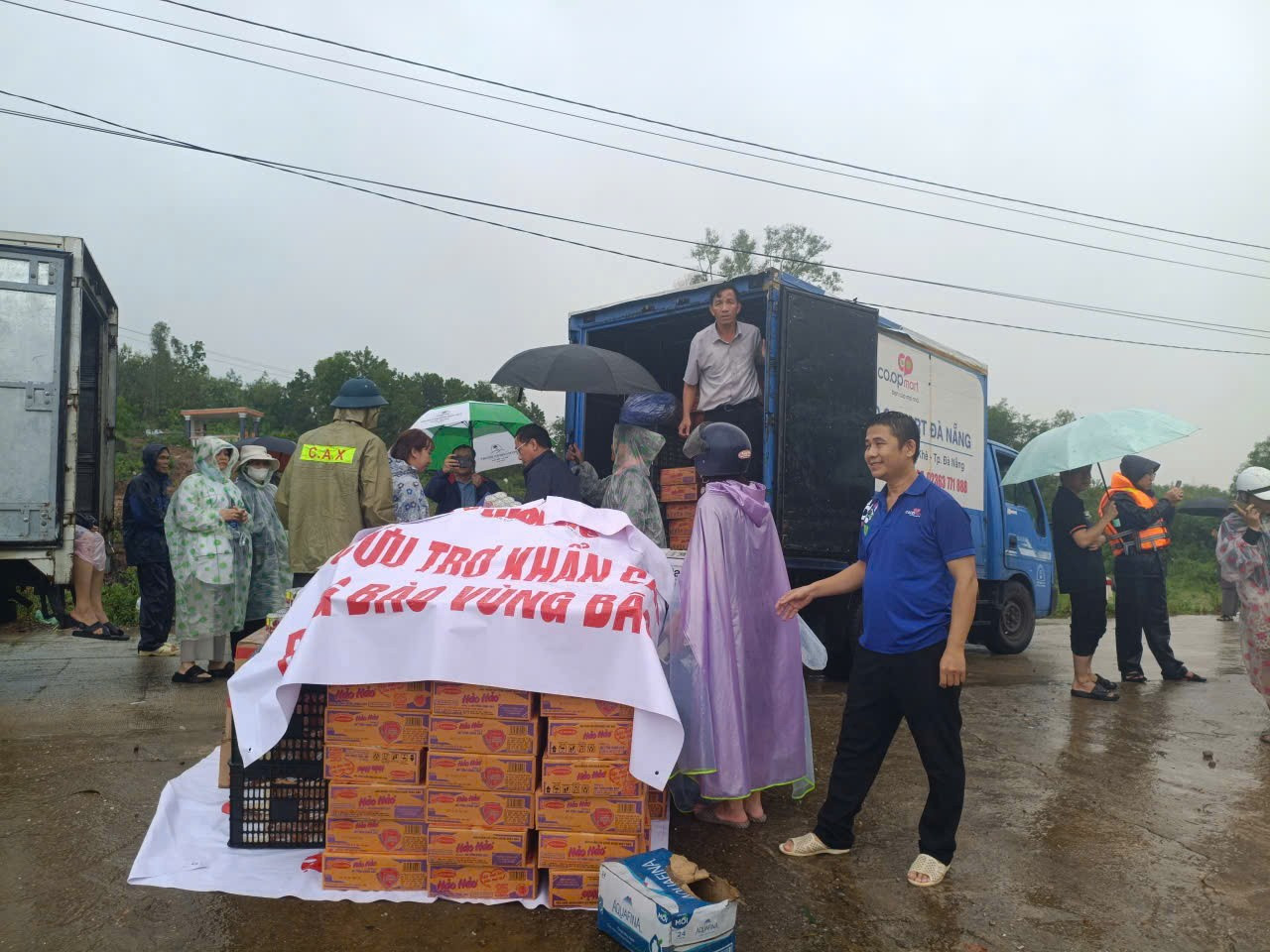 Hàng hóa liên tục được đưa về miền Trung hỗ trợ người dân ứng phó bão số 13- Ảnh 3.