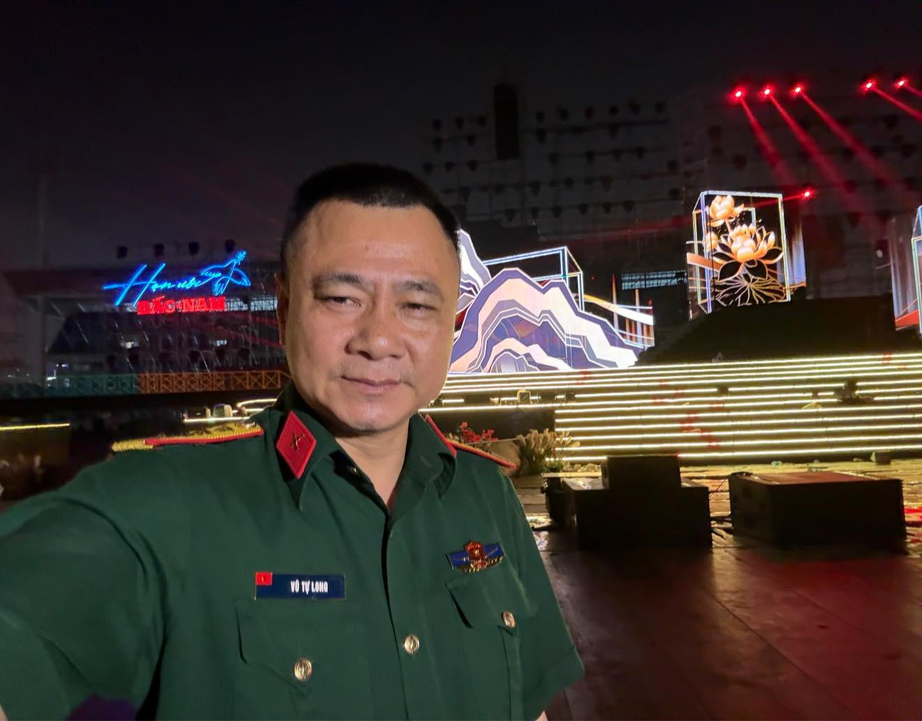 Đại tá, Giám đốc Nhà hát Chèo thương vợ hai kém 12 tuổi thiệt thòi, phải "chịu đựng" chồng- Ảnh 2. Đại tá, Giám đốc Nhà hát Chèo thương vợ hai kém 12 tuổi thiệt thòi, phải "chịu đựng" chồng- Ảnh 2.