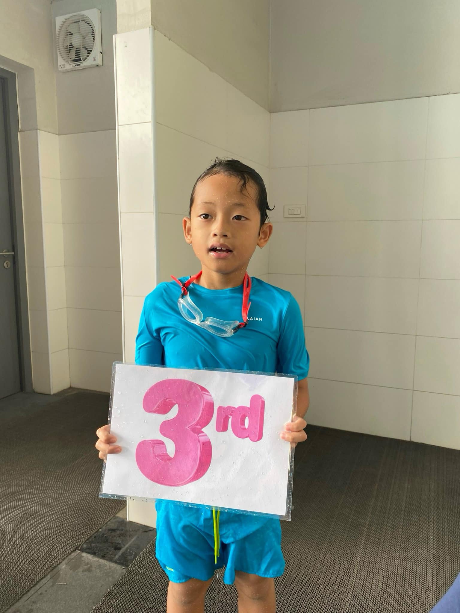 "Cậu cả" nhà Ly Kute: Tố chất thể thao từ nhỏ, mới 8 tuổi đã biết phụ mẹ trông em, bế em cực khéo- Ảnh 4.