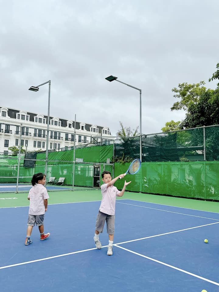 "Cậu cả" nhà Ly Kute: Tố chất thể thao từ nhỏ, mới 8 tuổi đã biết phụ mẹ trông em, bế em cực khéo- Ảnh 3.