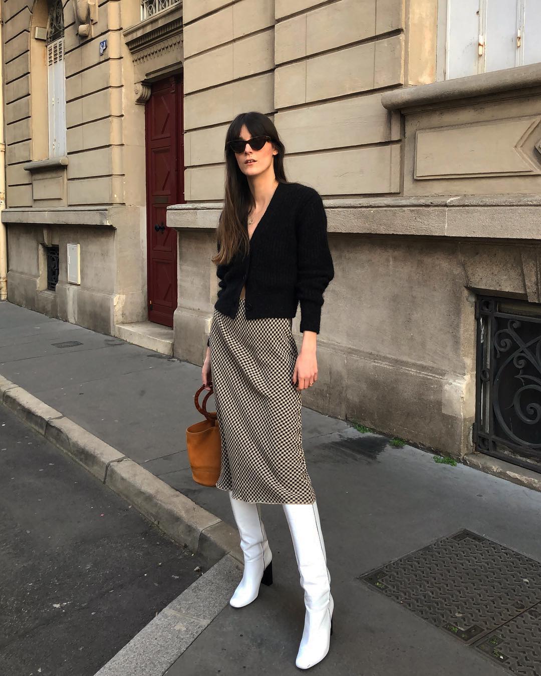 Phụ nữ Pháp có 10 cách mặc chân váy mùa đông sang trọng tuyệt đối- Ảnh 7. Phụ nữ Pháp có 10 cách mặc chân váy mùa đông sang trọng tuyệt đối- Ảnh 7.