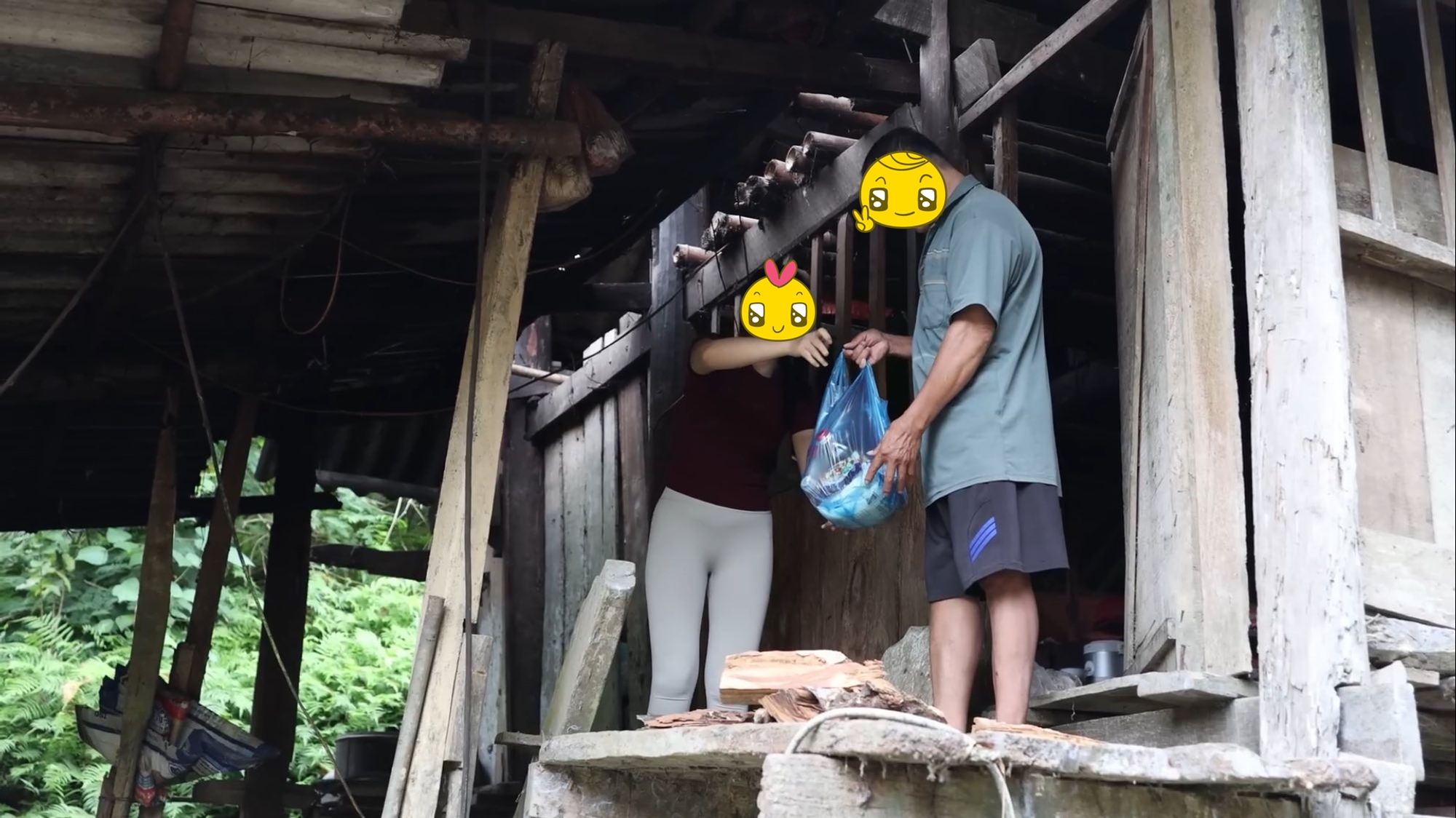 Hình ảnh cô gái mặc quần tập gym bó sát đi từ thiện gây tranh cãi- Ảnh 5. Hình ảnh cô gái mặc quần tập gym bó sát đi từ thiện gây tranh cãi- Ảnh 5.