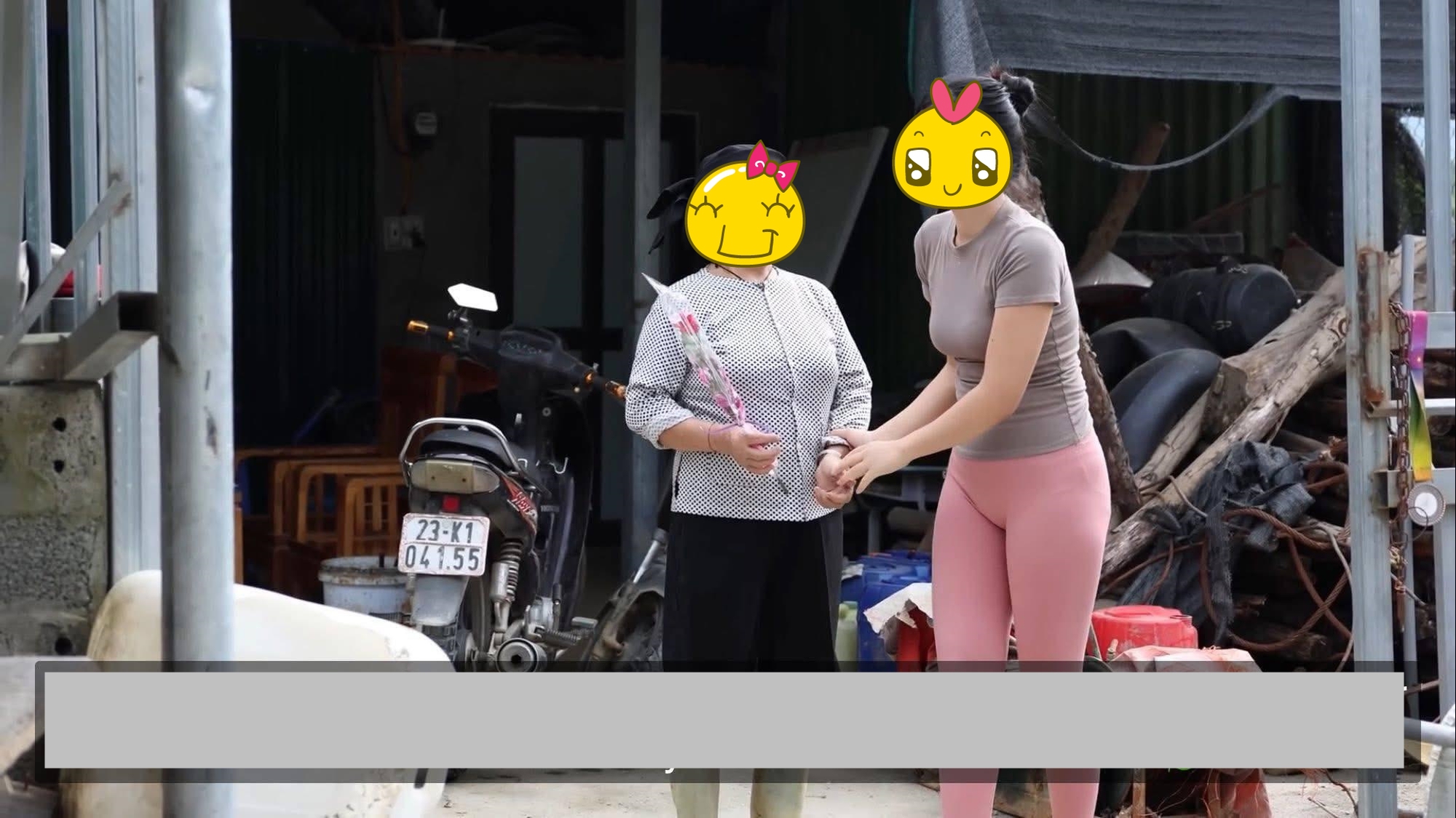 Hình ảnh cô gái mặc quần tập gym bó sát đi từ thiện gây tranh cãi- Ảnh 3. Hình ảnh cô gái mặc quần tập gym bó sát đi từ thiện gây tranh cãi- Ảnh 3.