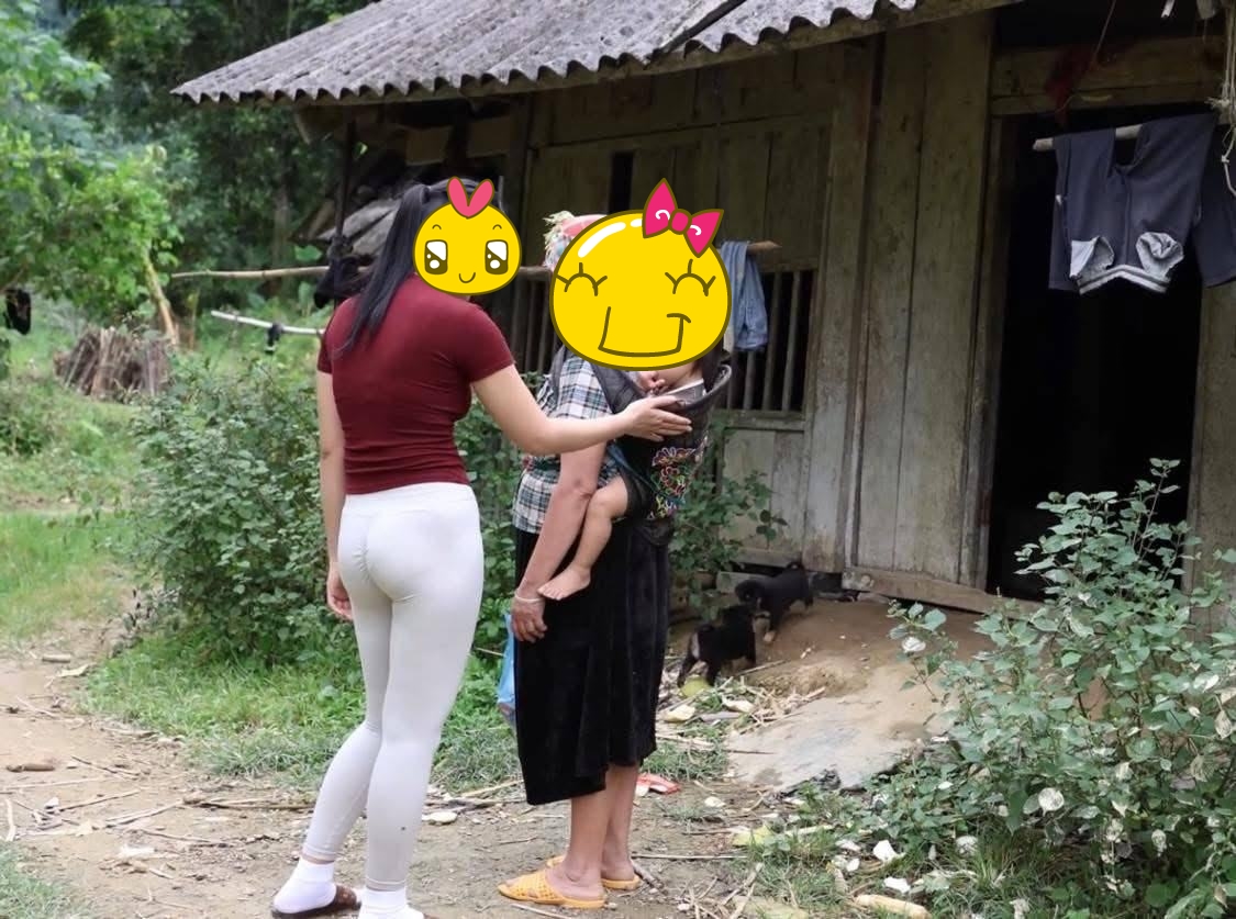 Hình ảnh cô gái mặc quần tập gym bó sát đi từ thiện gây tranh cãi- Ảnh 4. Hình ảnh cô gái mặc quần tập gym bó sát đi từ thiện gây tranh cãi- Ảnh 4.