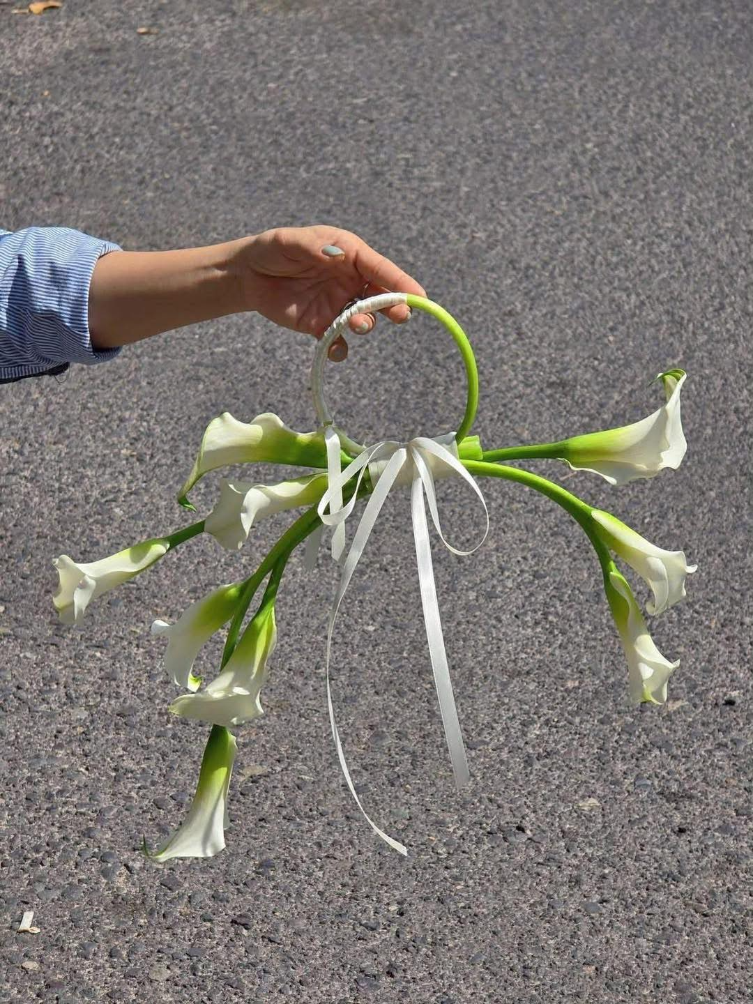 Bó hoa cưới 1,2 triệu “khổ nhất mạng xã hội”: 1 người chê, vạn người tranh cãi- Ảnh 1. Bó hoa cưới 1,2 triệu “khổ nhất mạng xã hội”: 1 người chê, vạn người tranh cãi- Ảnh 1.