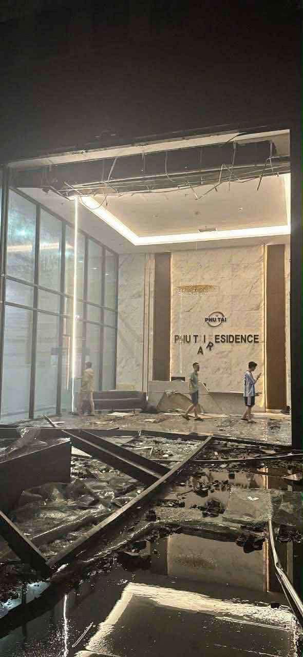 Bão số 13 quần thảo đất liền: Hàng trăm cuộc gọi cầu cứu, sơ tán 537.000 người tránh bão- Ảnh 1. Bão số 13 quần thảo đất liền: Hàng trăm cuộc gọi cầu cứu, sơ tán 537.000 người tránh bão- Ảnh 1.