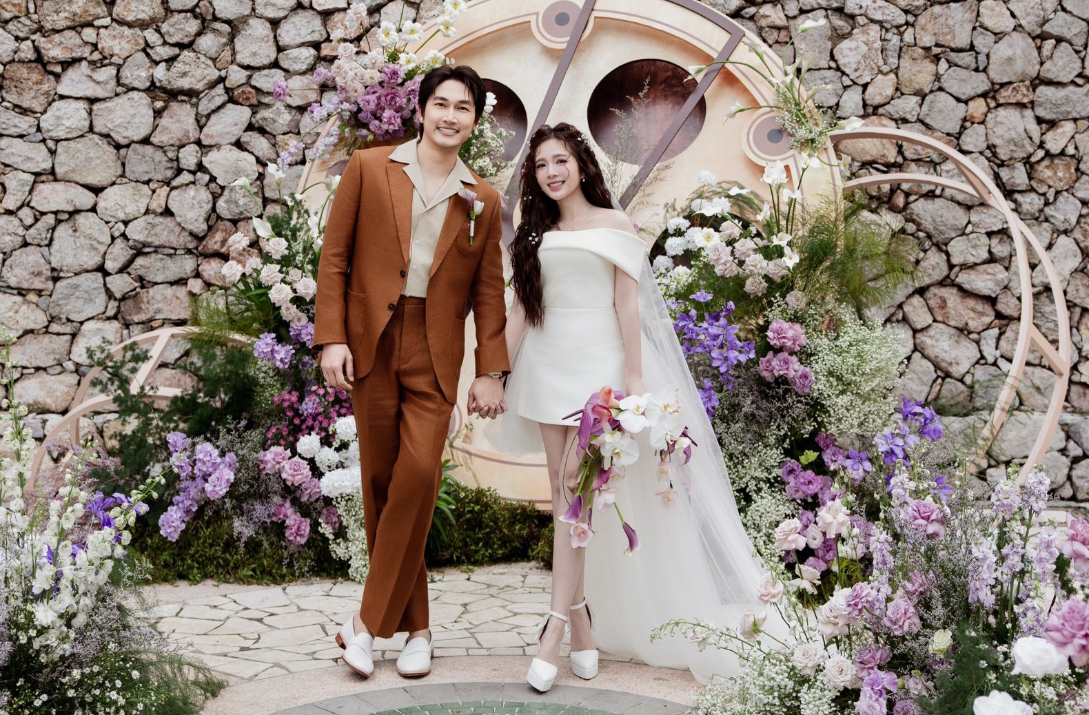 Đám cưới diễn viên Đình Tú - Ngọc Huyền: Dâu rể gấp đôi visual, Quỳnh Nga và dàn mỹ nhân Vbiz đổ bộ- Ảnh 4. Đám cưới diễn viên Đình Tú - Ngọc Huyền: Dâu rể gấp đôi visual, Quỳnh Nga và dàn mỹ nhân Vbiz đổ bộ- Ảnh 4.