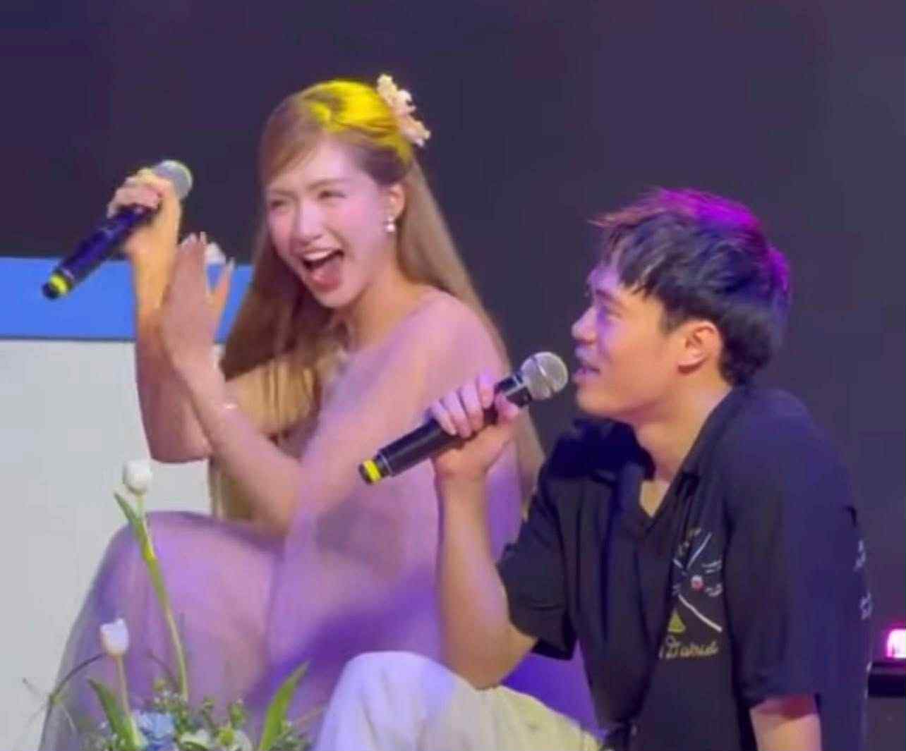 Hòa Minzy chặn Văn Toàn- Ảnh 1. Hòa Minzy chặn Văn Toàn- Ảnh 1.