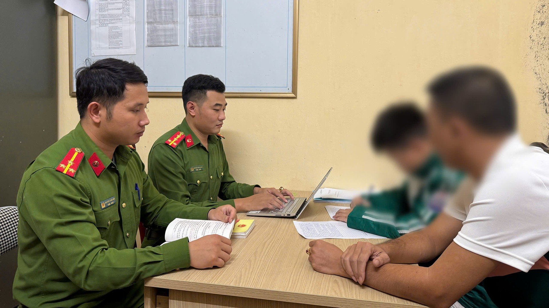 NÓNG: Hé lộ mâu thuẫn khiến nam sinh lớp 8 ở Lào Cai gây thương tích, rồi đẩy bạn xuống hồ!- Ảnh 1. NÓNG: Hé lộ mâu thuẫn khiến nam sinh lớp 8 ở Lào Cai gây thương tích, rồi đẩy bạn xuống hồ!- Ảnh 1.