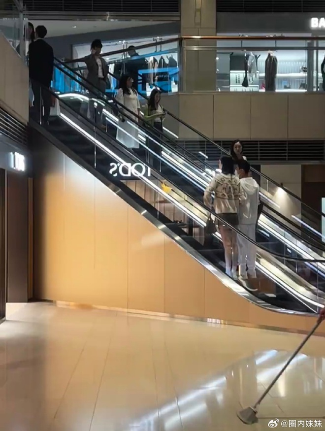 Siêu mẫu Victoria's Secret lộ diện bên thiếu gia trùm sòng bạc sau nghi vấn Siêu mẫu Victoria's Secret lộ diện bên thiếu gia trùm sòng bạc sau nghi vấn