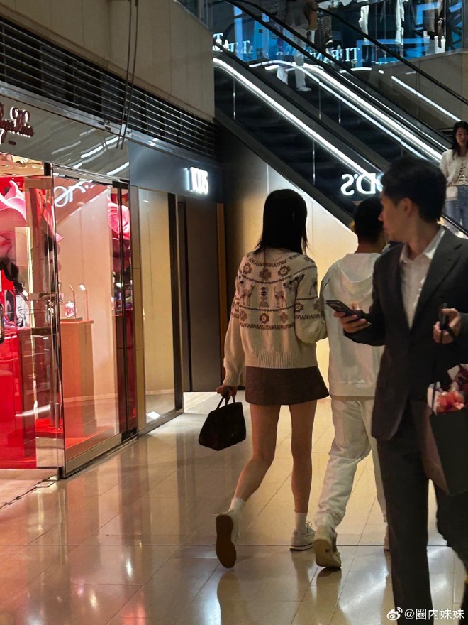 Siêu mẫu Victoria's Secret lộ diện bên thiếu gia trùm sòng bạc sau nghi vấn Siêu mẫu Victoria's Secret lộ diện bên thiếu gia trùm sòng bạc sau nghi vấn