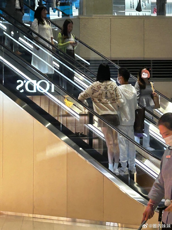 Siêu mẫu Victoria's Secret lộ diện bên thiếu gia trùm sòng bạc sau nghi vấn Siêu mẫu Victoria's Secret lộ diện bên thiếu gia trùm sòng bạc sau nghi vấn