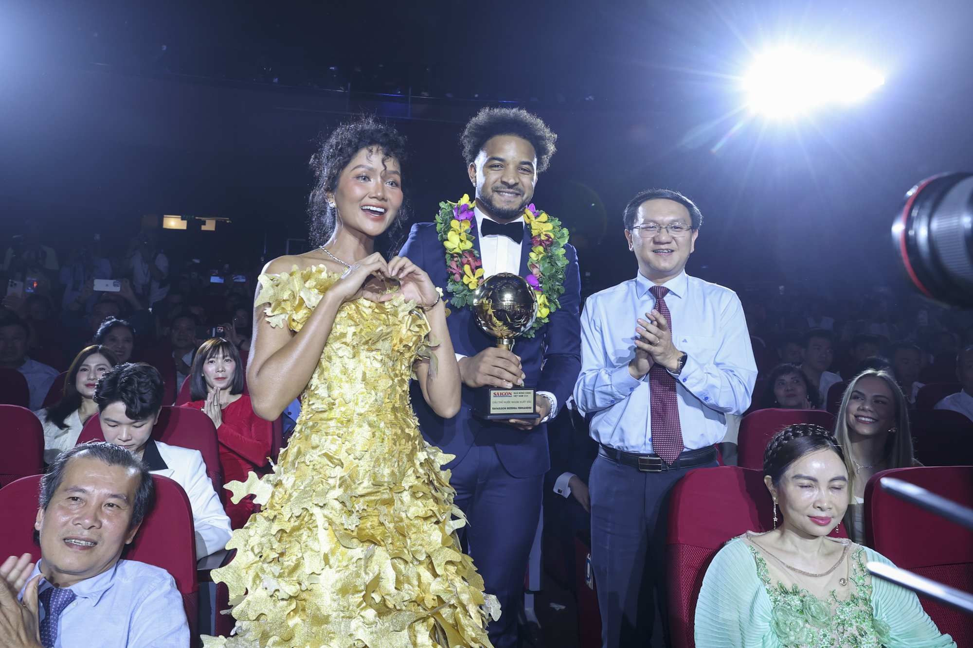 Lý do Xuân Son gây sốt ở ASEAN Cup vẫn vắng mặt ở đề cử Quả bóng Vàng Việt Nam 2025- Ảnh 1. Lý do Xuân Son gây sốt ở ASEAN Cup vẫn vắng mặt ở đề cử Quả bóng Vàng Việt Nam 2025- Ảnh 1.