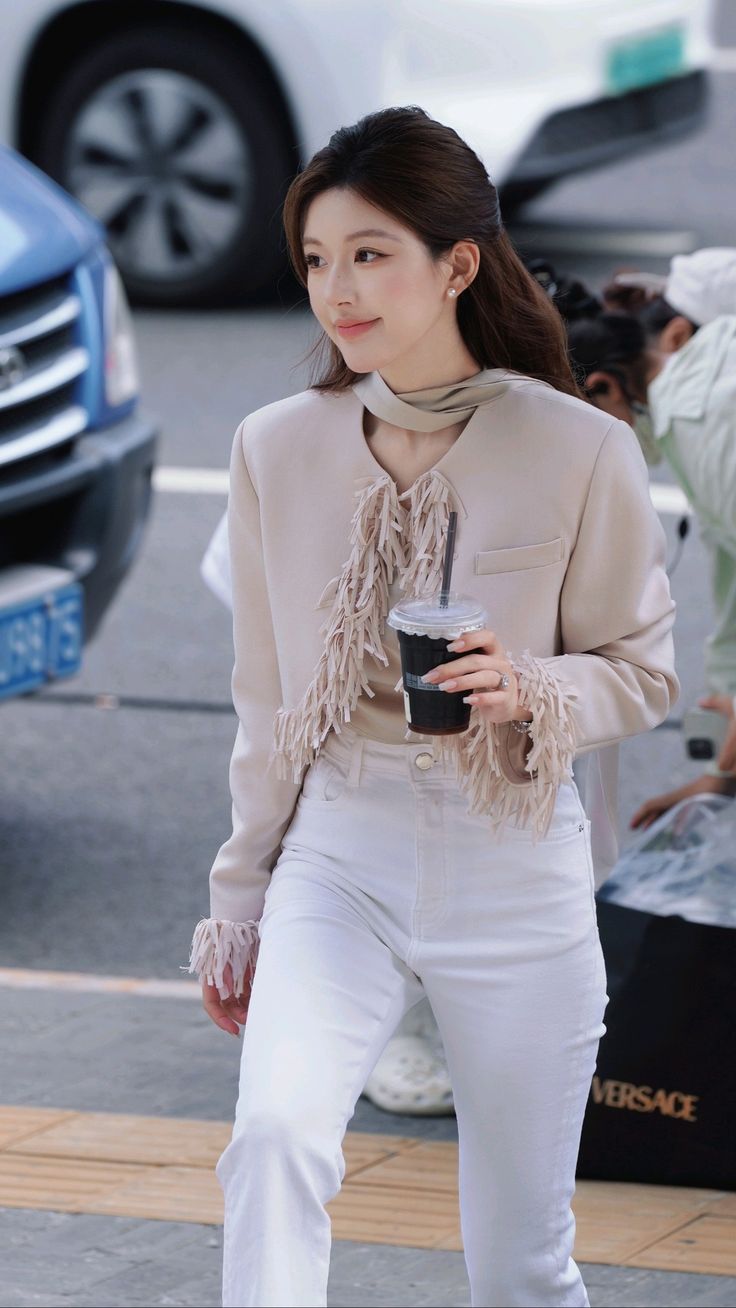 Nữ chính gây tranh cãi nhất hiện tại: Đi làm toàn mặc quần tất đen với đồ ngắn- Ảnh 10.