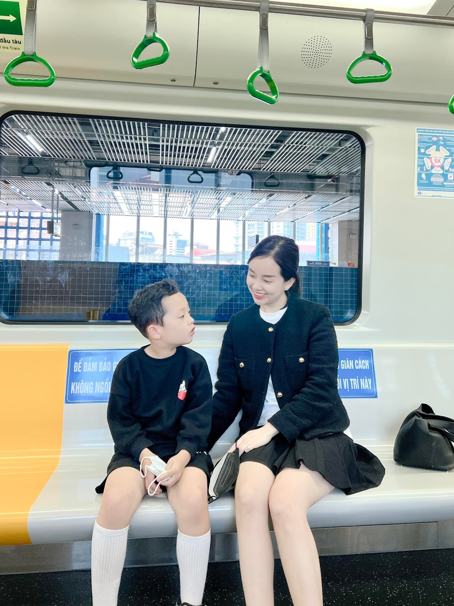 "Cậu cả" nhà Ly Kute: Tố chất thể thao từ nhỏ, mới 8 tuổi đã biết phụ mẹ trông em, bế em cực khéo- Ảnh 2.