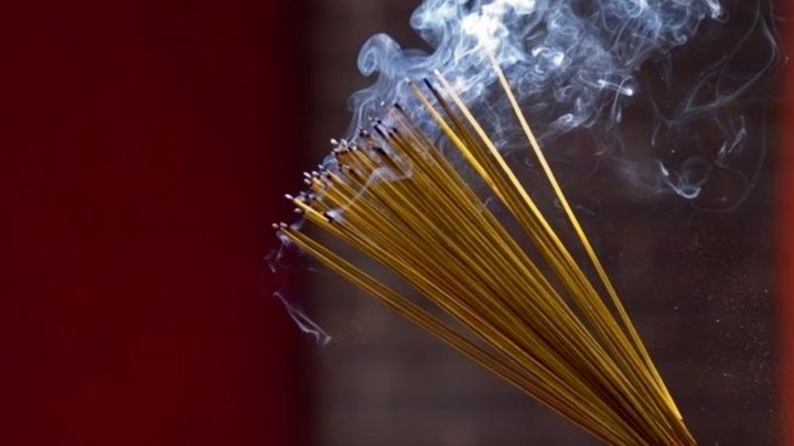 4 khung giờ đại kỵ không nên thắp hương- Ảnh 2.