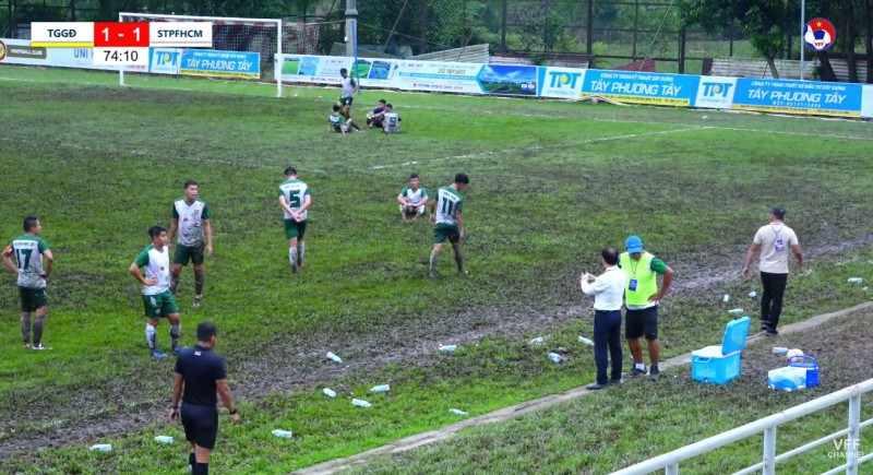 Trọng tài thay đổi quyết định thổi phạt, cầu thủ mang ghế vào sân ngồi phản đối khiến tất cả ngỡ ngàng- Ảnh 1. Trọng tài thay đổi quyết định thổi phạt, cầu thủ mang ghế vào sân ngồi phản đối khiến tất cả ngỡ ngàng- Ảnh 1.