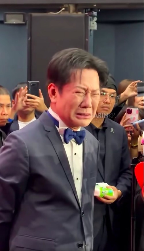 Ông Nawat khóc nức nở- Ảnh 2.