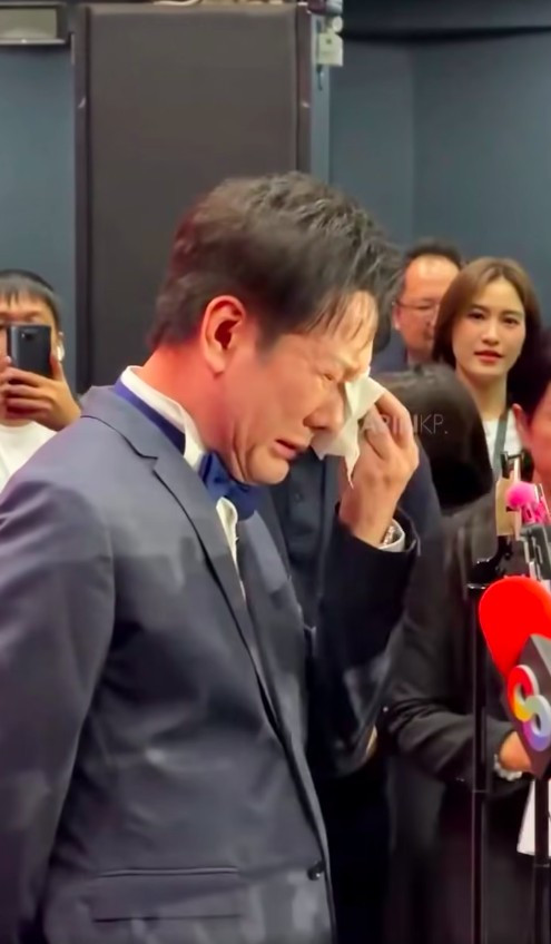 Ông Nawat khóc nức nở- Ảnh 1.