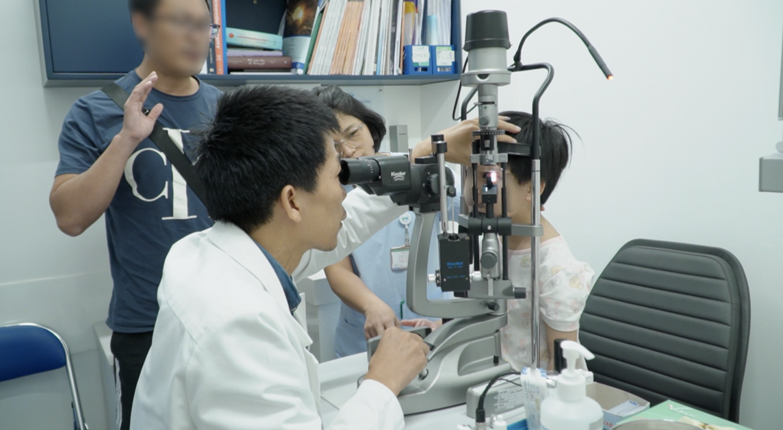 Bé gái Trung Quốc suýt mù, bác sĩ 4 chuyên khoa một bệnh viện ở Việt Nam làm được điều không tưởng- Ảnh 1. Bé gái Trung Quốc suýt mù, bác sĩ 4 chuyên khoa một bệnh viện ở Việt Nam làm được điều không tưởng- Ảnh 1.