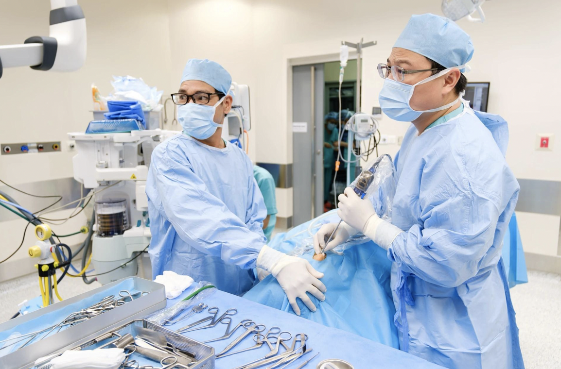 Bé gái Trung Quốc suýt mù, bác sĩ 4 chuyên khoa một bệnh viện ở Việt Nam làm được điều không tưởng- Ảnh 2. Bé gái Trung Quốc suýt mù, bác sĩ 4 chuyên khoa một bệnh viện ở Việt Nam làm được điều không tưởng- Ảnh 2.