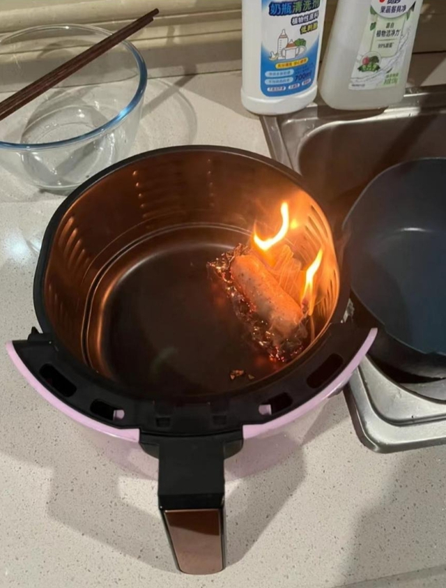 Sai lầm rất nhiều người đang mắc khi dùng nồi chiên không dầu, cực kỳ nguy hiểm dễ gây cháy nổ- Ảnh 1. Sai lầm rất nhiều người đang mắc khi dùng nồi chiên không dầu, cực kỳ nguy hiểm dễ gây cháy nổ- Ảnh 1.