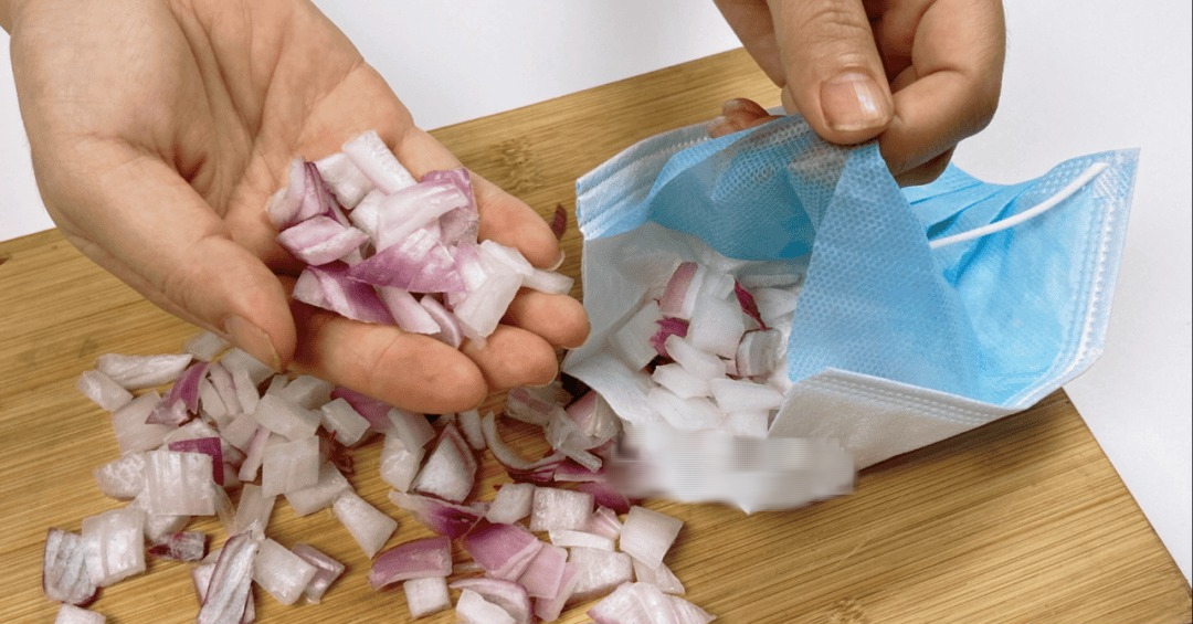 Nhỏ vài giọt dầu gió vào củ hành tây, tưởng nghịch dại ai ngờ hiệu quả hơn cả Nhỏ vài giọt dầu gió vào củ hành tây, tưởng nghịch dại ai ngờ hiệu quả hơn cả