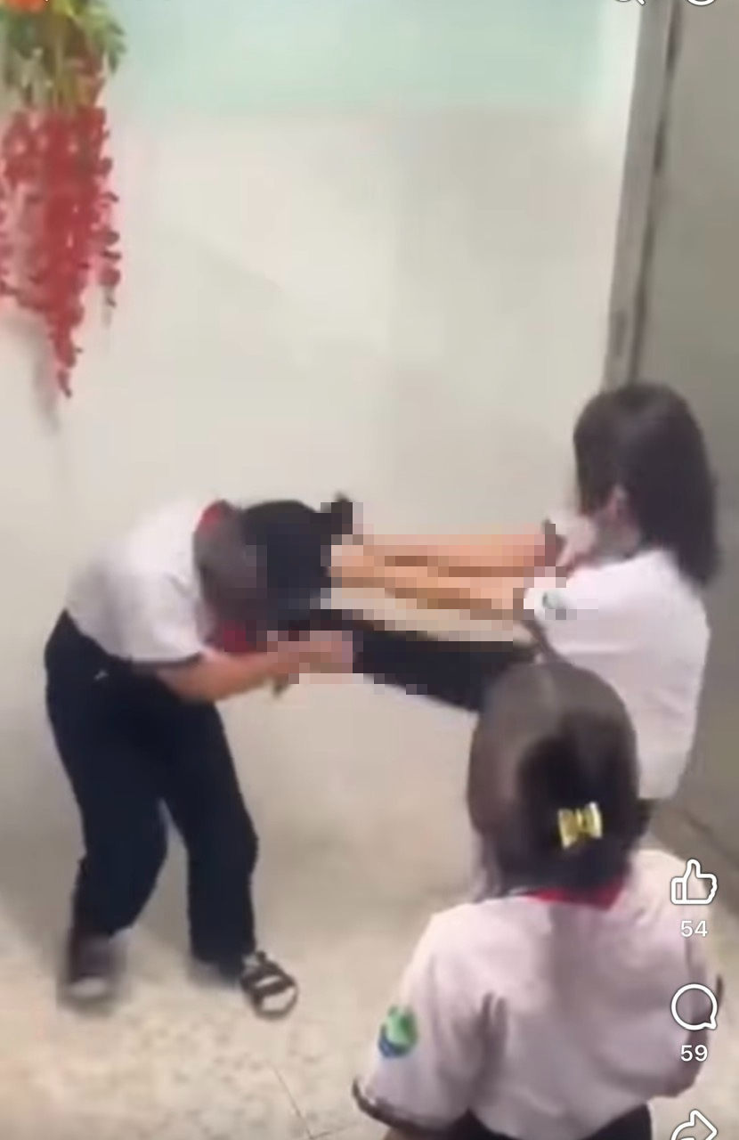 Nữ sinh bị đánh trong nhà vệ sinh trường học ở TP HCM: Những học sinh đứng quay clip cũng bị xử lý- Ảnh 1. Nữ sinh bị đánh trong nhà vệ sinh trường học ở TP HCM: Những học sinh đứng quay clip cũng bị xử lý- Ảnh 1.