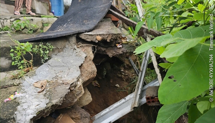 Ngay trong đêm, Vũng Tàu di dời 81 người khỏi khu vực có nguy cơ sạt lở- Ảnh 1. Ngay trong đêm, Vũng Tàu di dời 81 người khỏi khu vực có nguy cơ sạt lở- Ảnh 1.