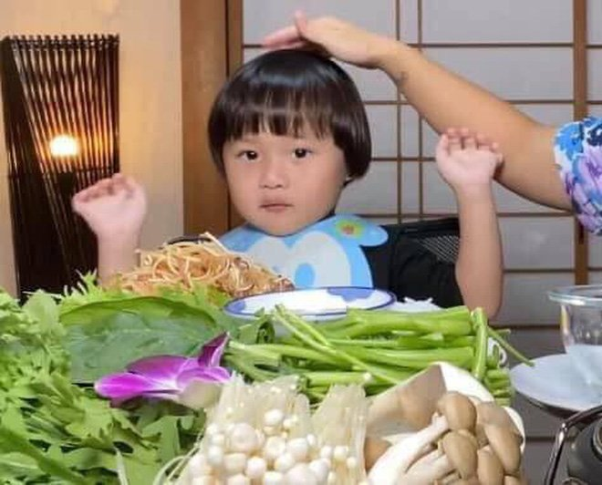 Bé Sa nhà Quỳnh Trần JP đã 8 tuổi: Cao gần bằng mẹ, vẫn chuộng tóc mái ngố thương hiệu, biểu cảm “thánh meme” vẫn đỉnh như xưa- Ảnh 4.