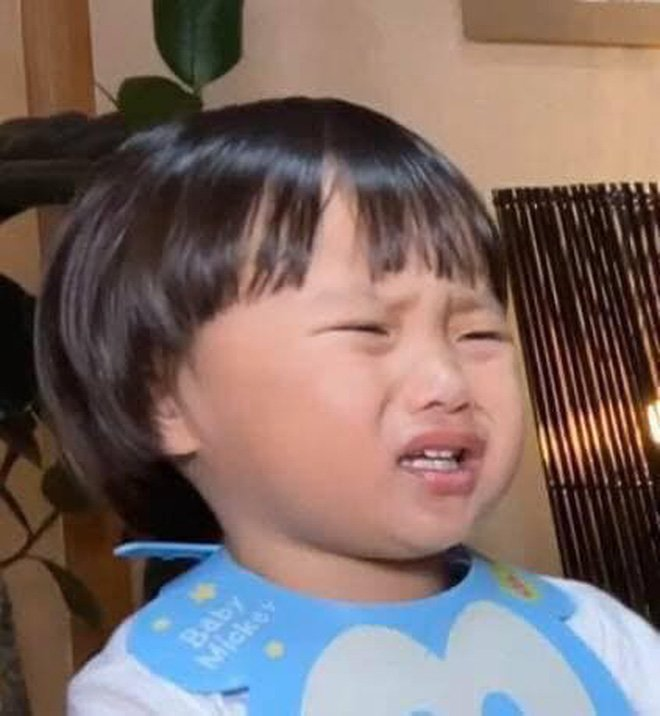 Bé Sa nhà Quỳnh Trần JP đã 8 tuổi: Cao gần bằng mẹ, vẫn chuộng tóc mái ngố thương hiệu, biểu cảm “thánh meme” vẫn đỉnh như xưa- Ảnh 3.