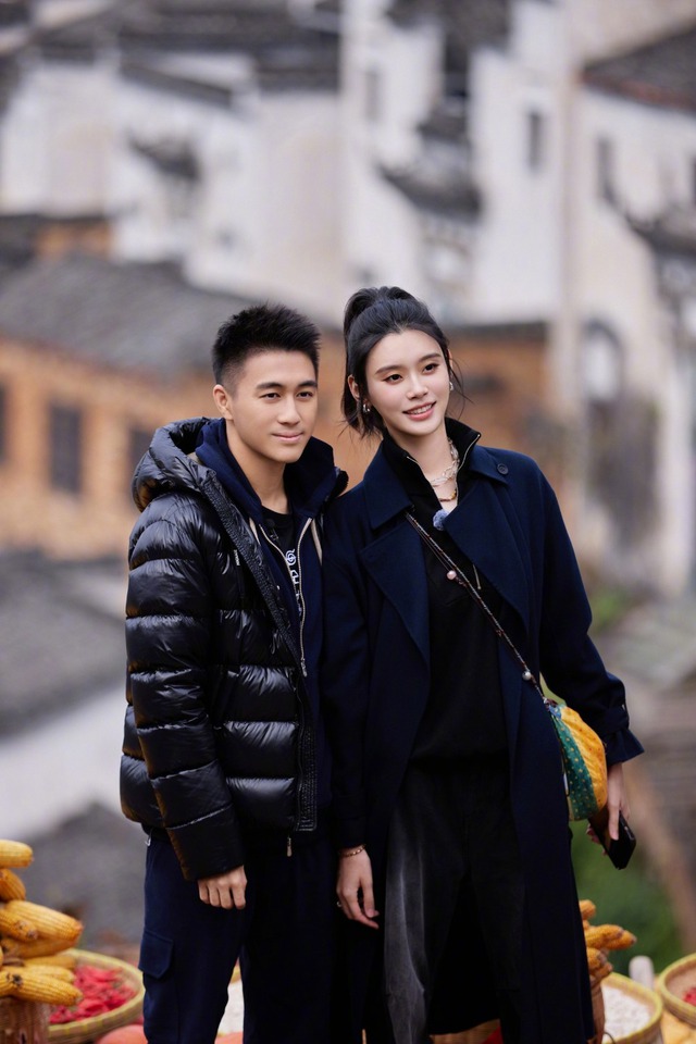 Siêu mẫu Victoria's Secret lộ diện bên thiếu gia trùm sòng bạc sau nghi vấn Siêu mẫu Victoria's Secret lộ diện bên thiếu gia trùm sòng bạc sau nghi vấn